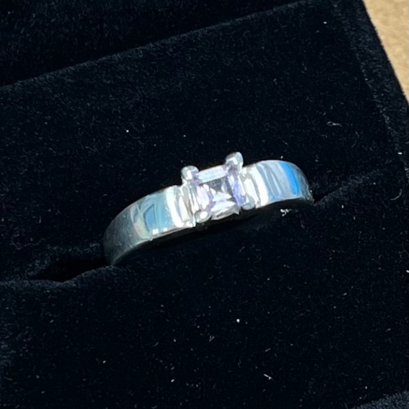 Silver ring with princess cut amethyst - Picture 3 of 3